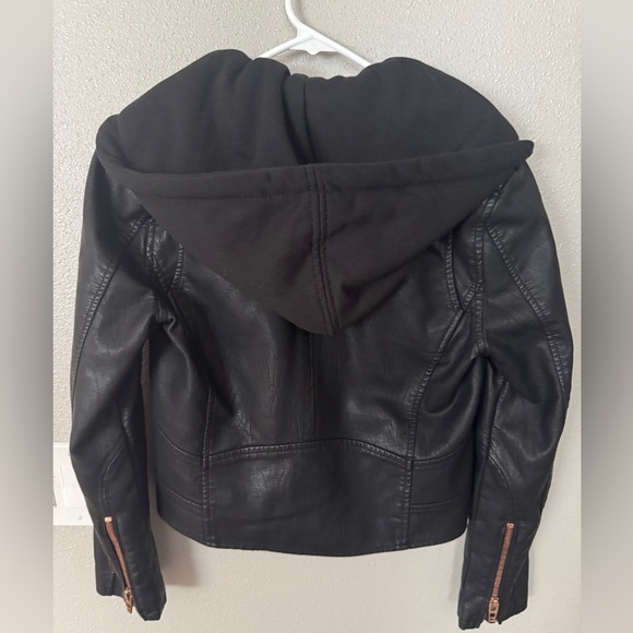 Blank NYC black faux leather moto bomber cropped hooded jacket zipper detail - Picture 7 of 12